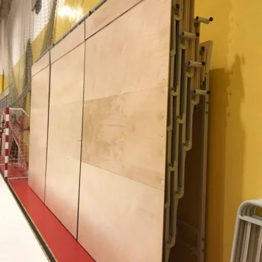 Nedfellbar tribune med frontpanel