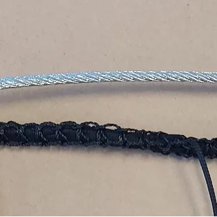 Karabinkrok/splittring i svart plast