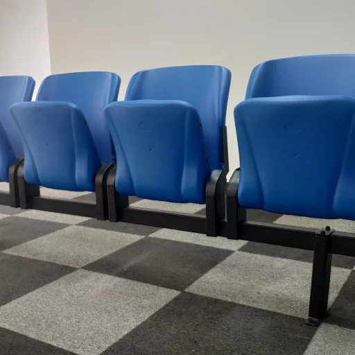 Teleskoptribune med Vino-stol m/tip-up-sete