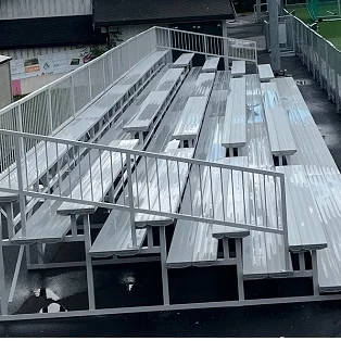 Utendørs tribune med sittebenk (eller med plaststoler)