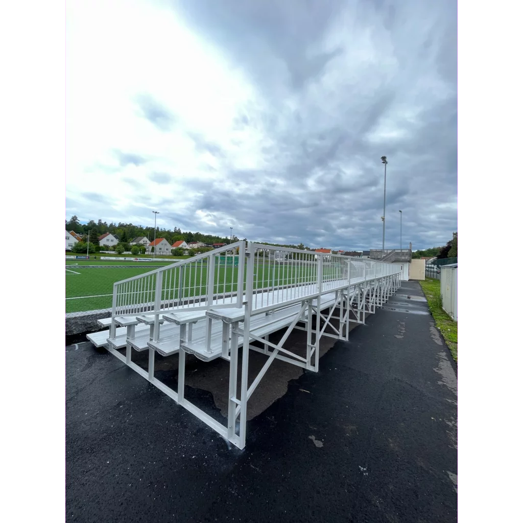 Utendørs tribune med sittebenk (eller med plaststoler)