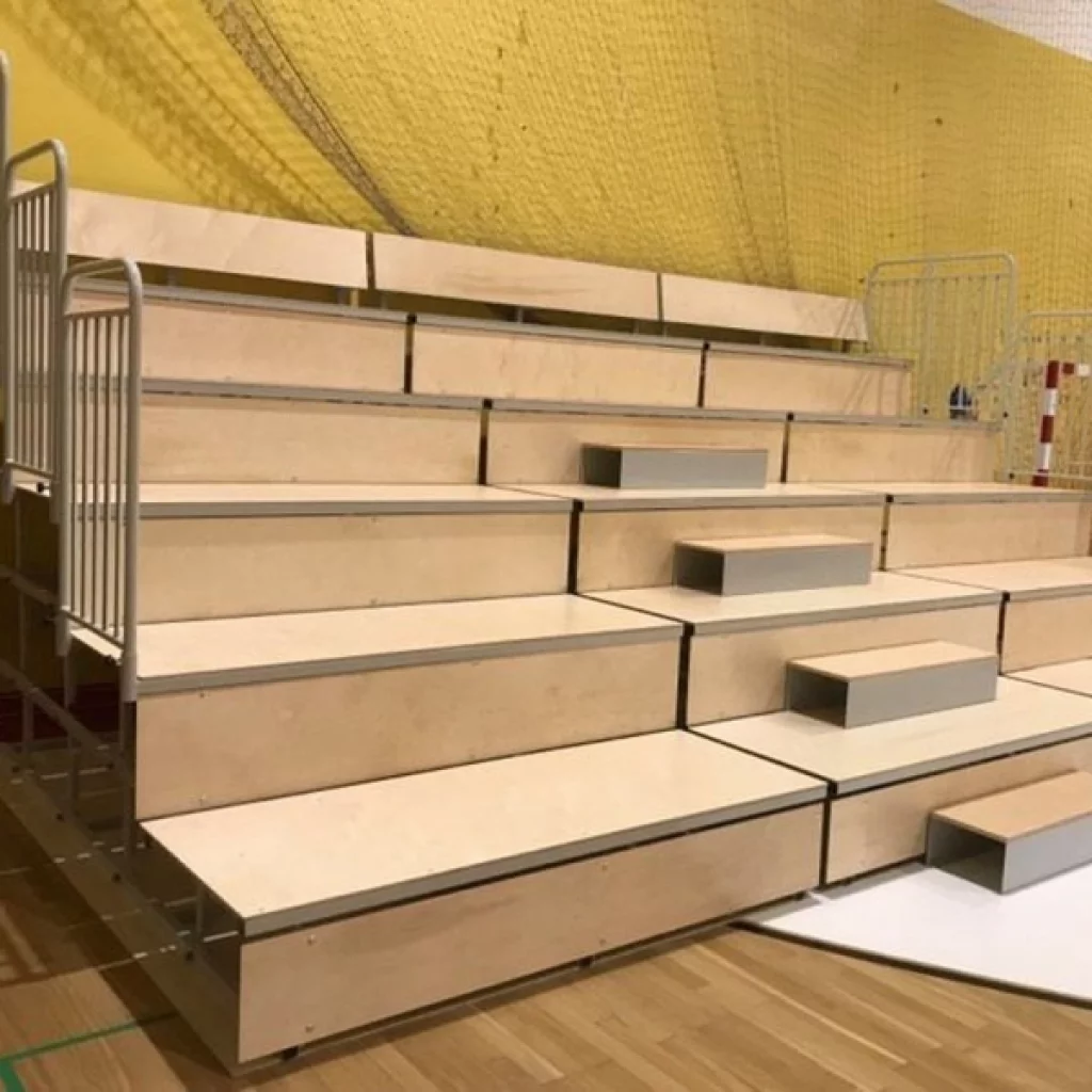 Nedfellbar tribune med frontpanel