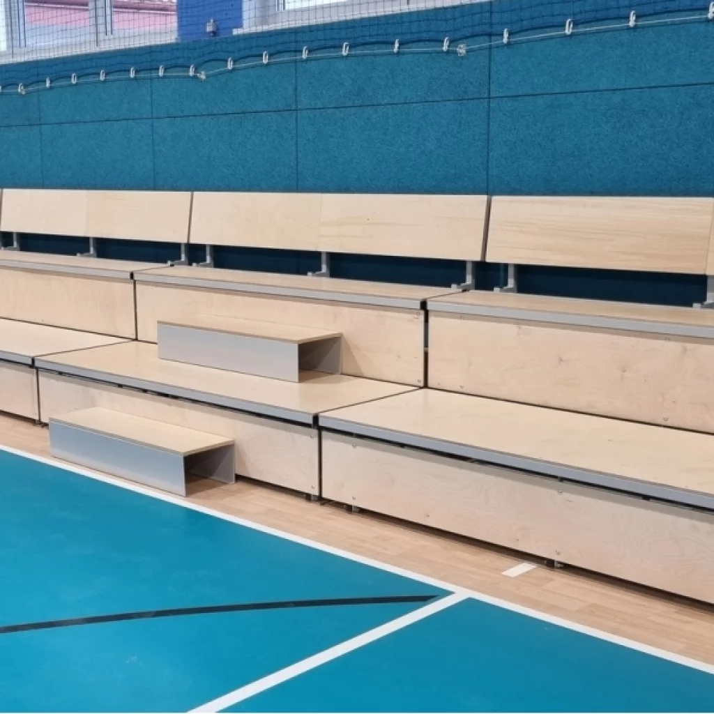 Nedfellbar tribune med frontpanel