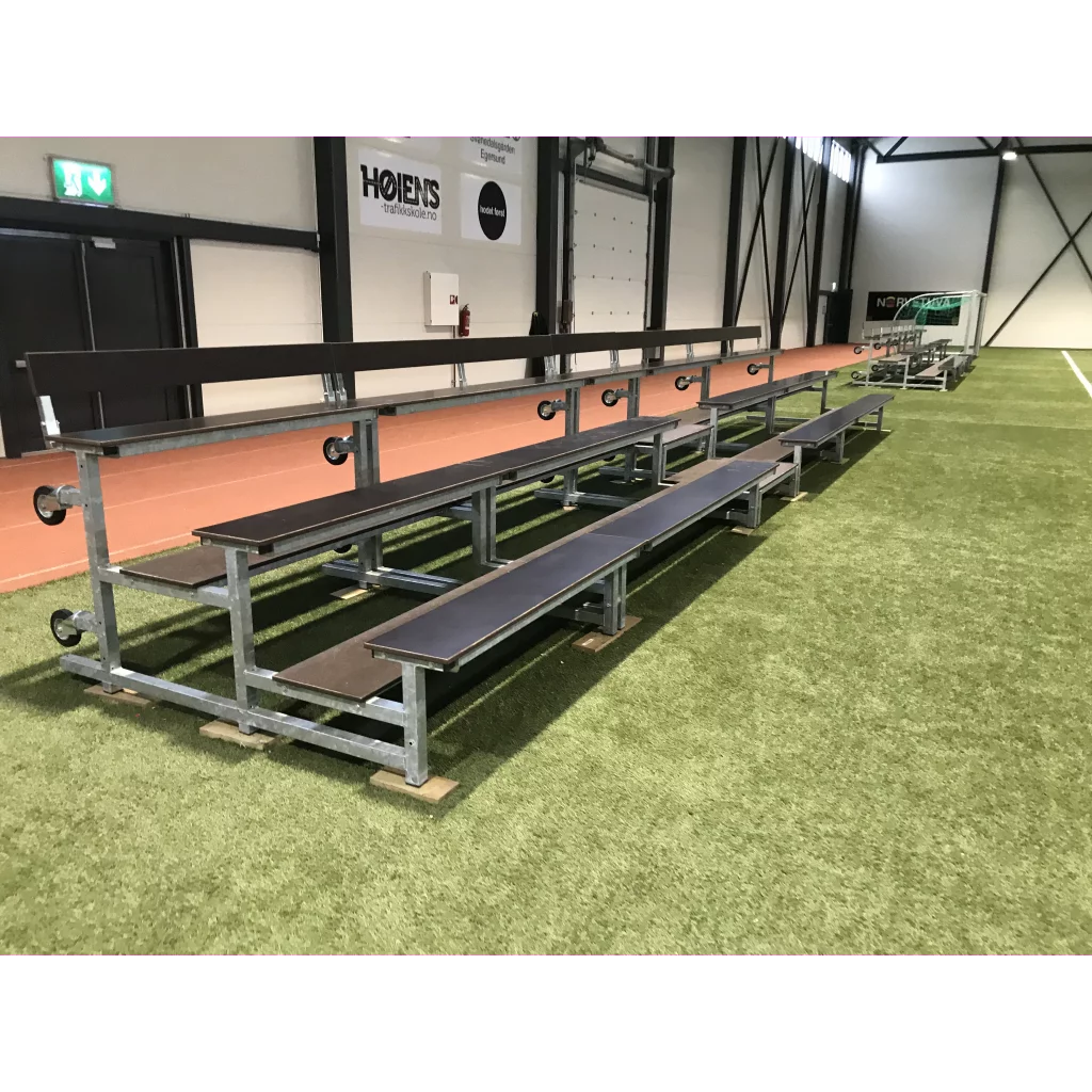 Mobile tribuneseksjoner med sittebenk L=10 m med ca. 60 plasser