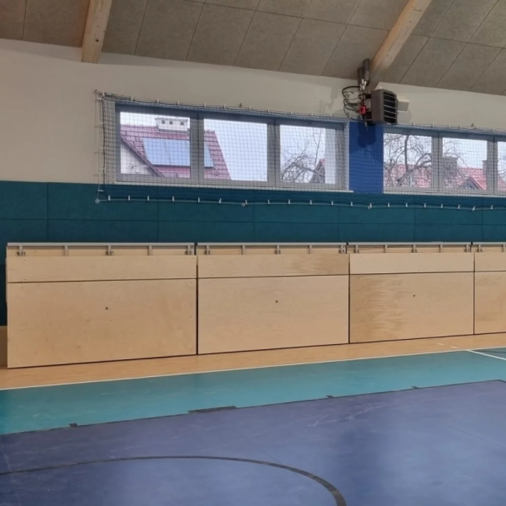 Nedfellbar tribune med frontpanel