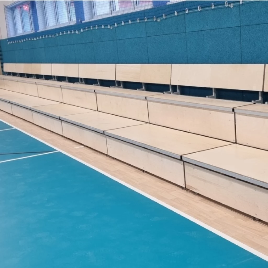 Nedfellbar tribune med frontpanel