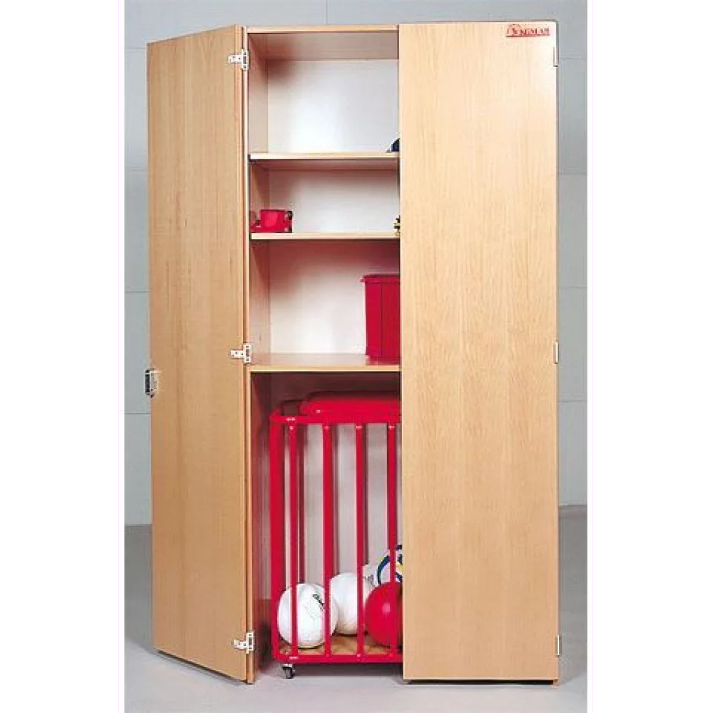 Materialskap/ballvognskap med en fast og to flyttbare hyller