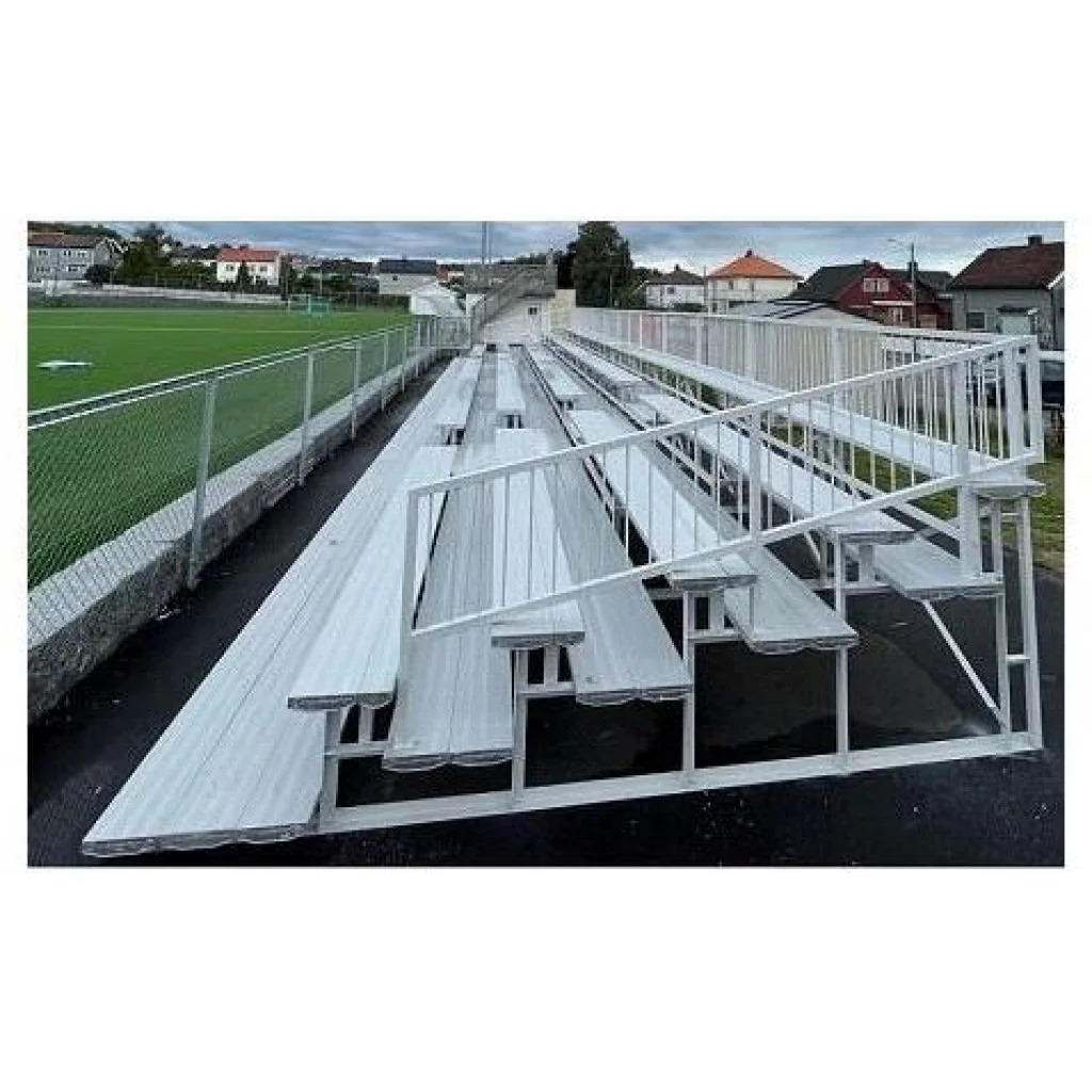 Utendørs tribune med sittebenk (eller med plaststoler)