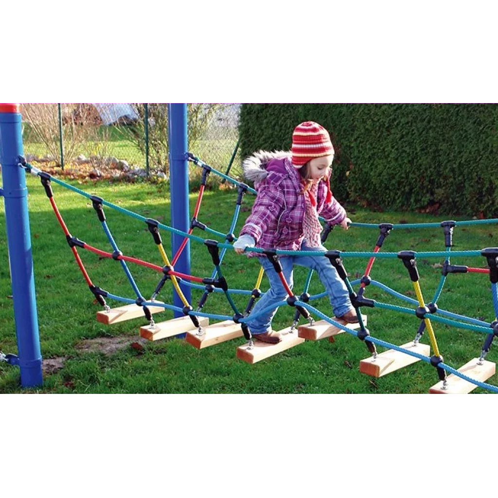 Catwalk-bro med tretrinn "Wooden catwalk adventure bridge"