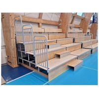 nedfellbar-tribune-med-ribbevegg